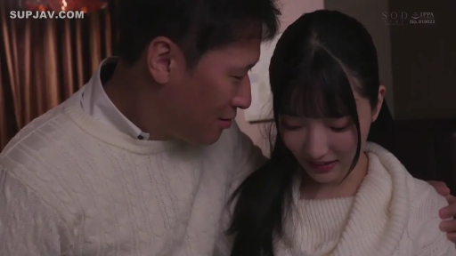 室内 · 上半身 · 白色毛衣 · 搂抱 · 亲密接触 · 娇羞