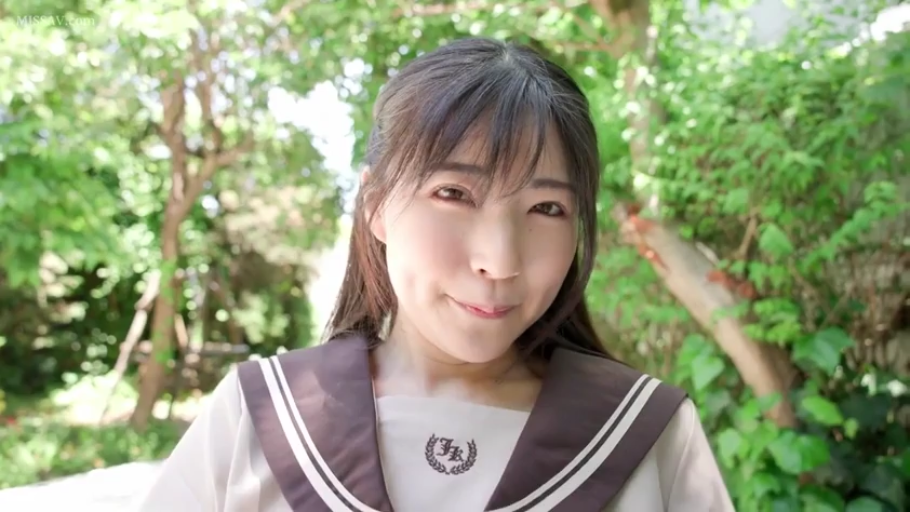 花园 · 甜美表情 · 自然光照明 · 脸部正面特写 · 深棕色领子水手服