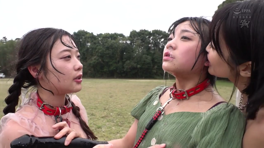 脸部特写 · 站姿 · BDSM · 户外 · 项圈 · 连身裙 · 迷茫 · 舔耳