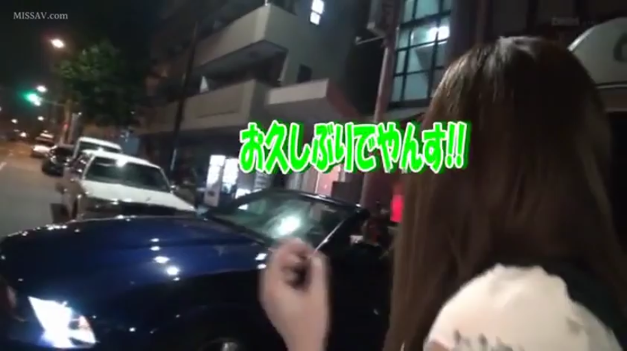户外 · 浅色上衣 · 无法辨认 · 夜间环境 · 车辆外观 · 车钥匙