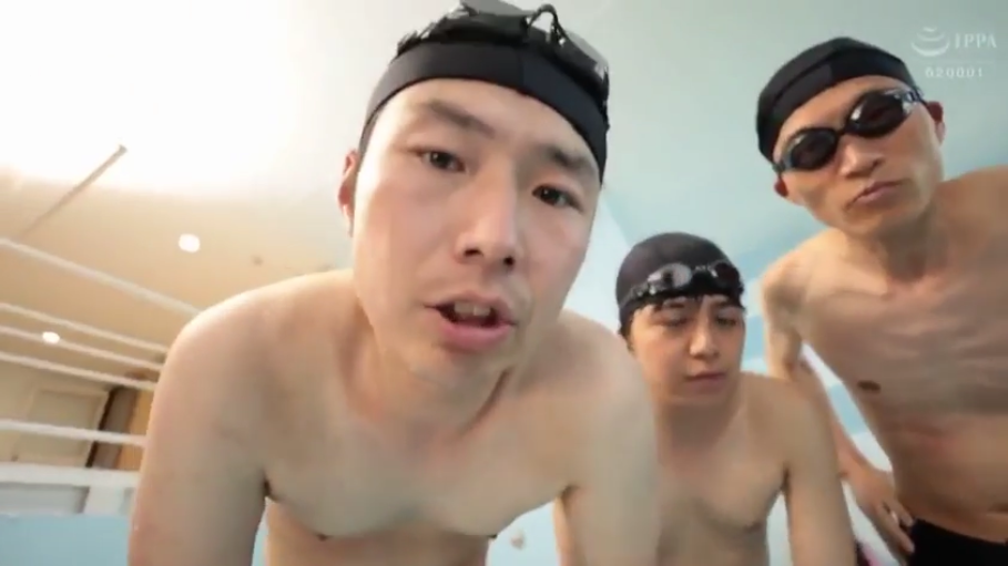 专注 · 游泳镜 · 室内游泳池 · 无 · 俯拍视角 · 游泳镜