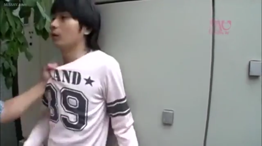 头部特写 · 茫然 · 室外墙角 · 长袖印花T恤