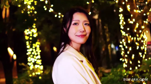 温婉 · 面部特写 · 夜晚街道 · 白色外套