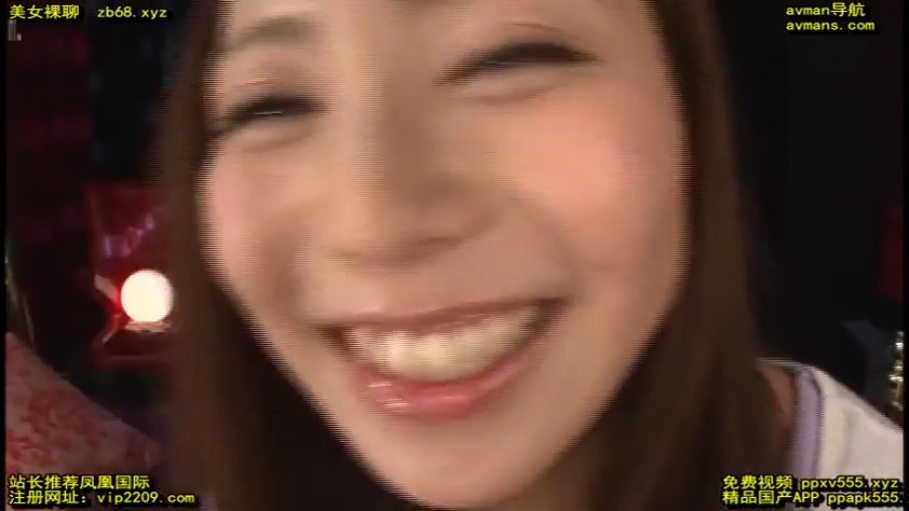 室内 · 脸部特写 · 休闲服 · 靠近镜头