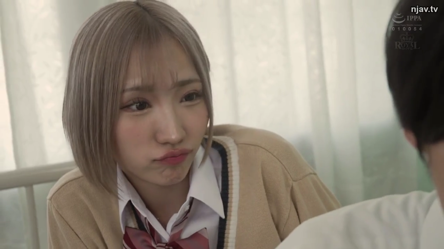 室内 · JK制服 · 互动 · 短发 · 头部特写 · 面对面 · 嘟嘴