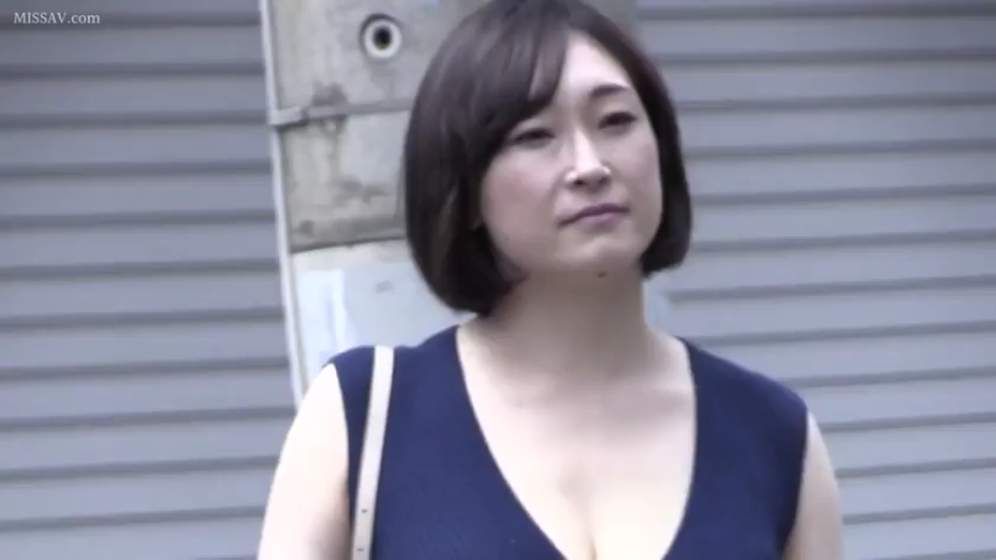 胸部特写 · 站立 · 自然 · 户外街道 · 单肩包 · 步行 · 短发熟女 · 蓝色无袖深V上衣