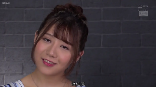 室内 · 脸部特写 · 诱惑 · 对视 · 歪头 · 吊带衫 · 亚洲女性