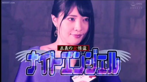 室内 · 微笑 · 注视镜头 · 正面 · 耳坠 · 胸部以上 · 剧情片 · 紫色礼服