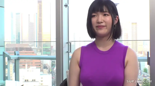 坐姿 · 中景 · 微笑 · 都市背景 · 紫色无袖针织衫 · 接受访谈 · 高层室内