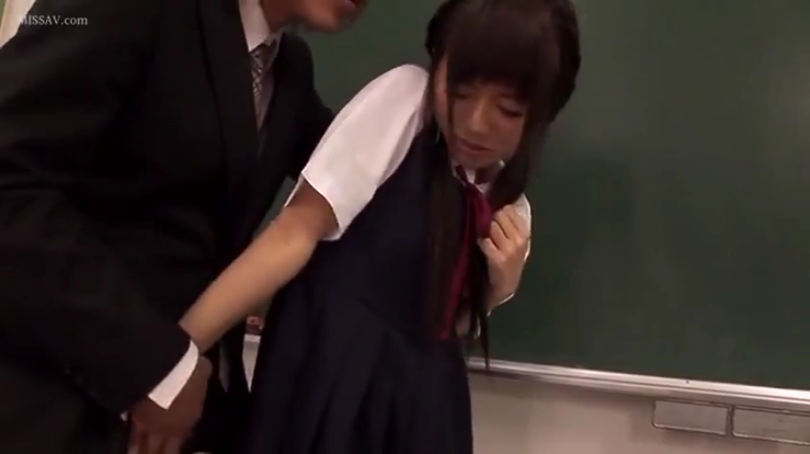 教室 · 不安 · 深色背心裙 · 人物半身特写