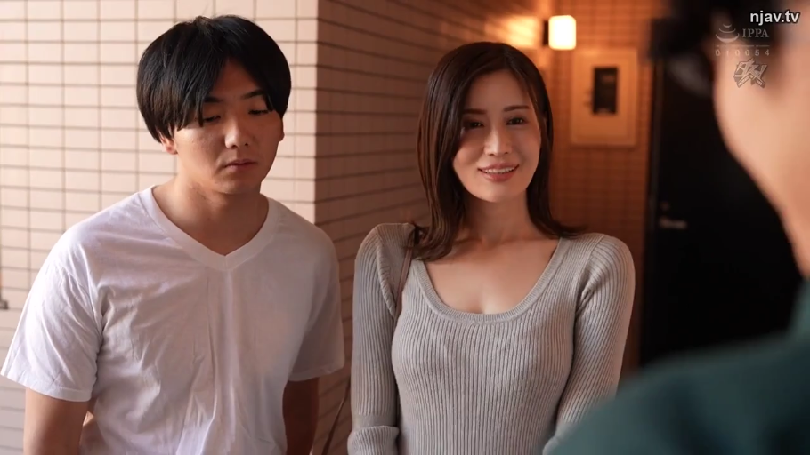 走廊 · 灰色针织修身上衣 · IPPA标志 · 男子木讷 · 女子脸部特写