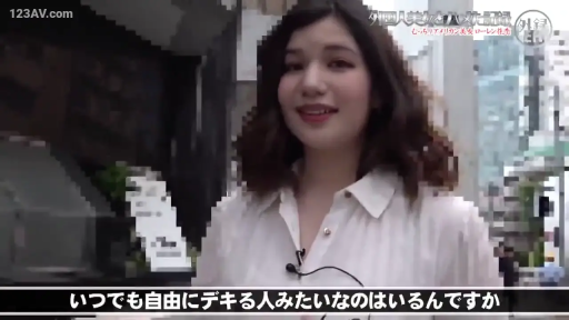 上半身特写 · 自然交谈 · 白色衬衫 · 户外 · 麦克风