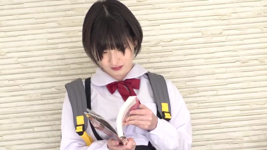 室内 · 站立 · 微笑 · 半身 · JK制服 · 短发 · 阅读 · 书本