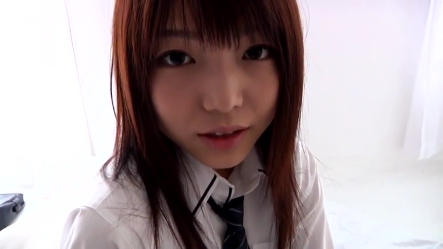 室内 · 坐姿 · 校服 · 脸部特写 · 自然 · 凝视 · 长发