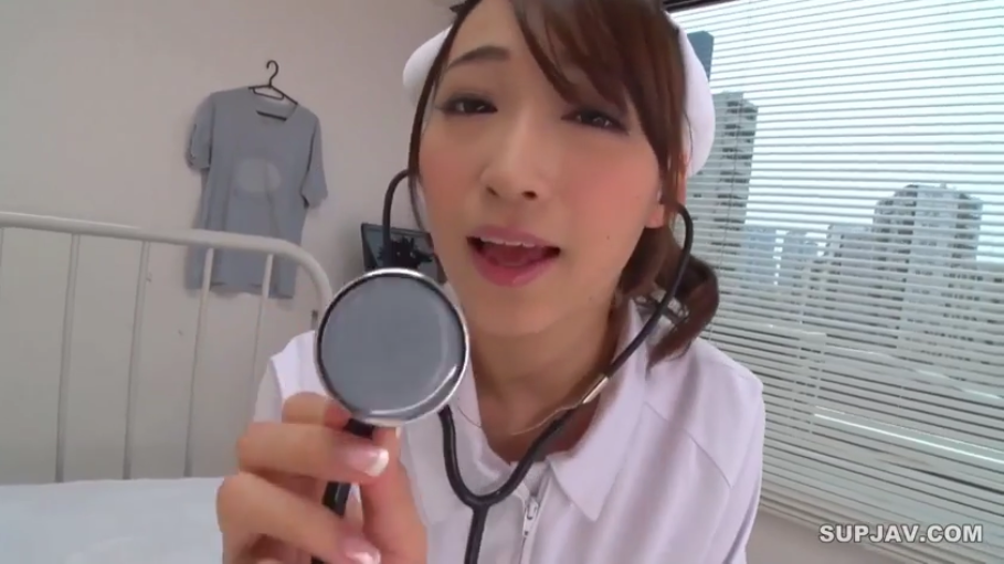 病房 · 护士服 · 脸部特写 · POV · 听诊器 · 微张嘴 · 正对镜头 · 医疗检查