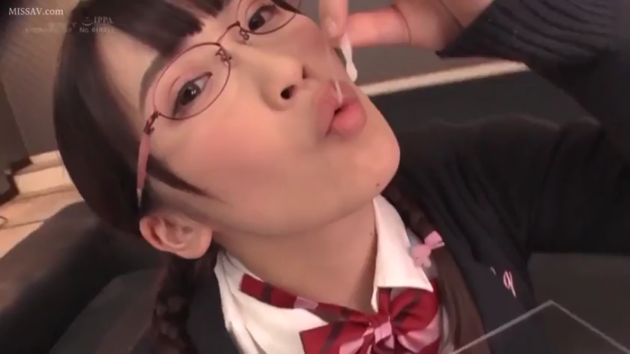 室内 · 脸部特写 · JK制服 · 凑近镜头