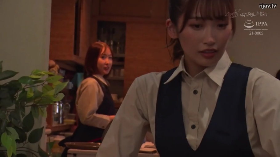 办公室或餐厅 · 疑惑 · 马甲 · 人物面部特写