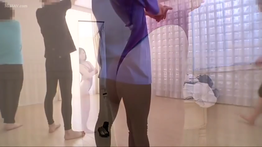 房间 · 修身运动裤 · 无明显表情 · 多重曝光效果 · 背景人物