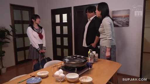 面无表情 · 餐厅 · 火鍋 · 深灰色百褶裙 · 人物中景 · 家庭聚餐氛围