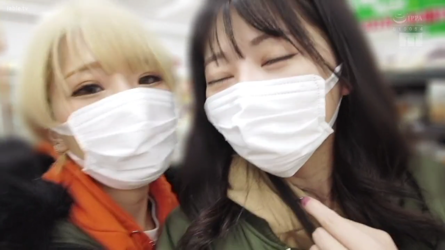 脸部特写 · 便利店 · 双人 · 自拍 · 休闲服 · 口罩 · 贴近 · 笑眼