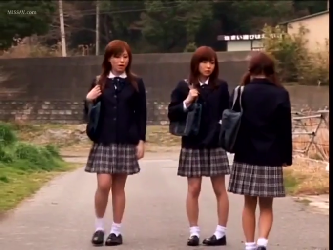 交谈中 · 白昼 · 学生皮鞋 · 乡村路边 · 学生包 · 侧面视角