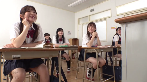 教室 · 交谈 · 红色制服领结 · 学生课桌 · 前排女生面部特写
