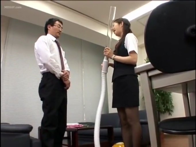 办公室 · 黑色马甲 · 交谈状态 · 吸尘器 · 室内光线明亮 · 两人全身侧拍