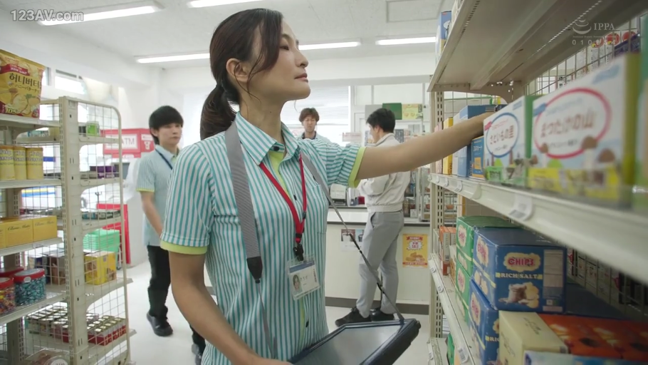 平淡 · 便利店 · 侧面中景 · 工作牌 · 绿色条纹短袖制服 · 货架排满零食