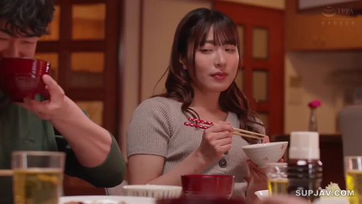 注视 · 餐厅 · 饭碗 · 针织上衣 · 女子上半身