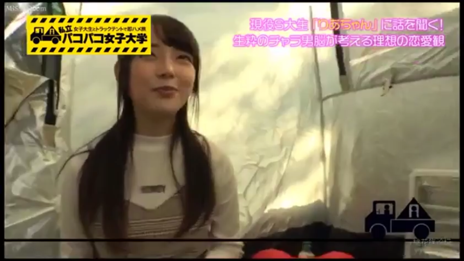 上半身特写 · 微笑 · 白色长袖上衣 · 帐篷内部 · 电视节目字幕 · 帐篷