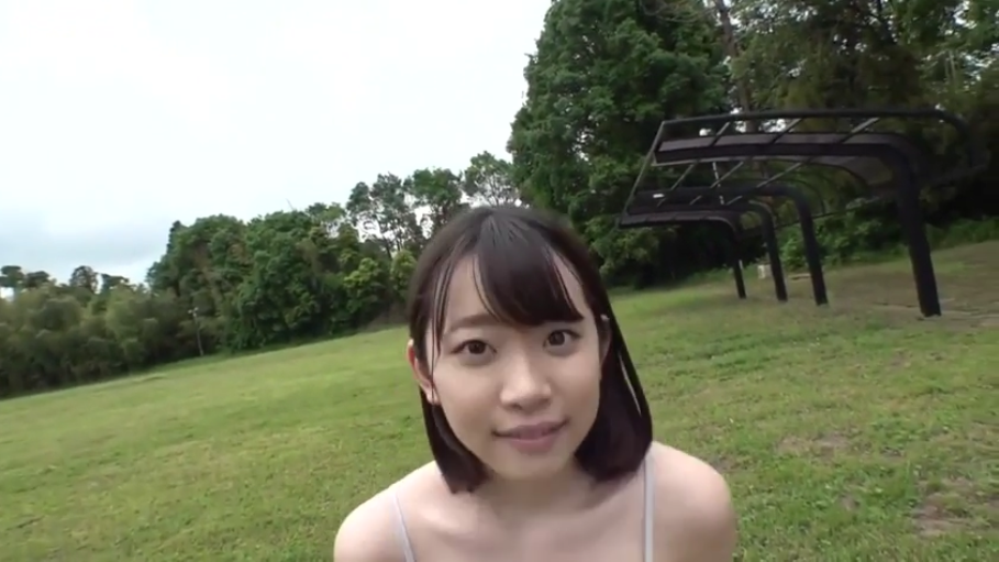 脸部特写 · 微笑 · 草坪 · 细肩带吊带衫
