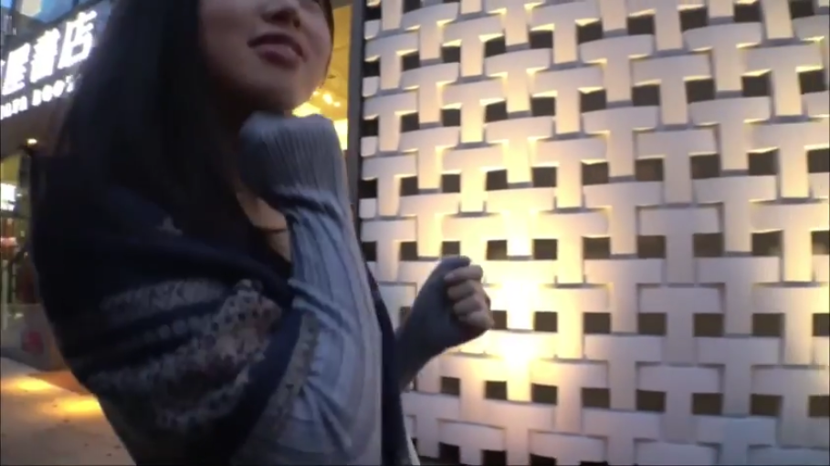 站立 · 半身 · 灰色针织衫 · 户外街道