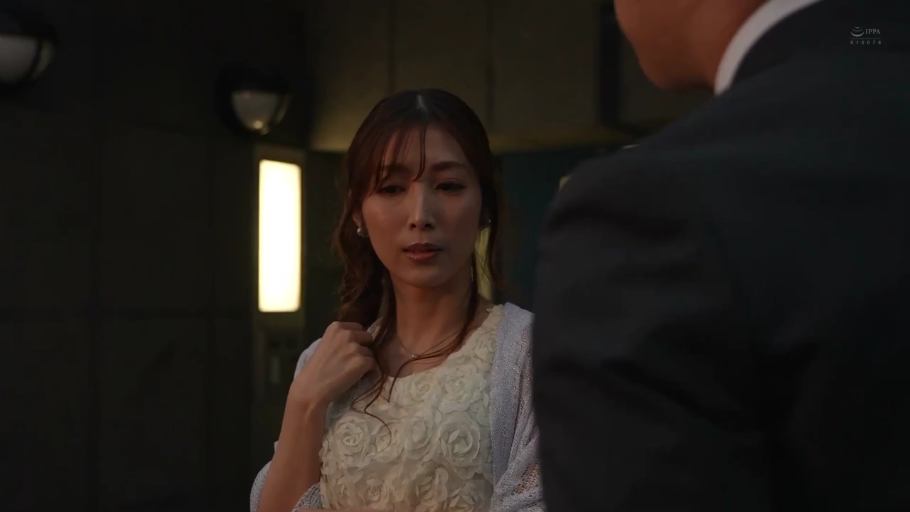 走廊 · 略显紧张 · 女性面部特写 · 深色西装（男方）