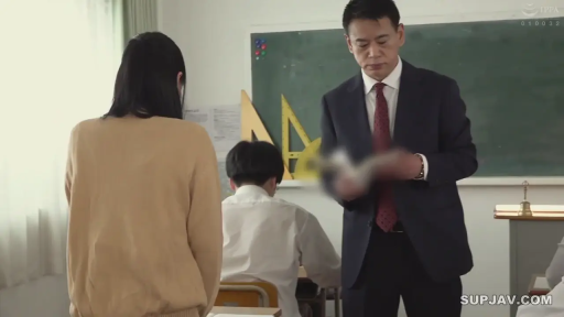 教室 · 教具 · 面无表情 · 中景镜头 · 课后场景 · 老师穿西装打领带