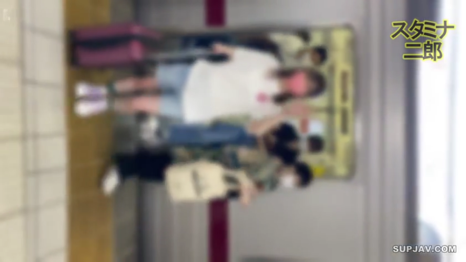 包 · 短袖T恤 · 模糊处理 · 车站站台 · 佩戴口罩