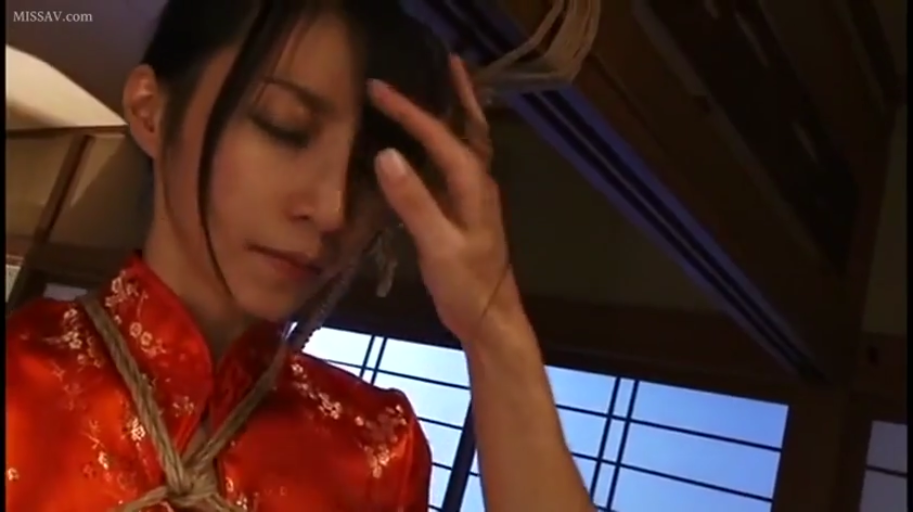室内 · 略显迷离 · 面部特写 · 麻绳 · 红色旗袍 · 绳索勒在颈部附近