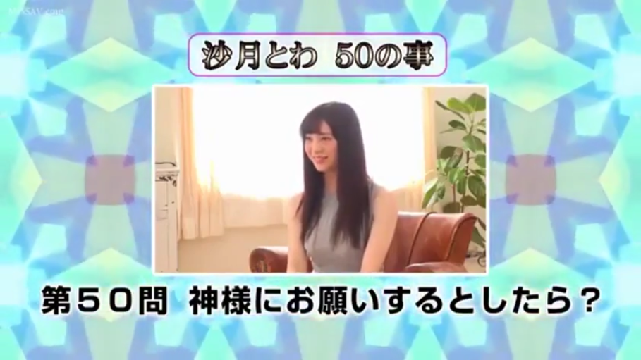 室内 · 微笑 · 无袖连衣裙 · 访谈字幕 · 头部及上半身特写