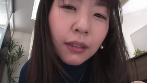 室内 · 微喘 · 唇部特写 · 深色高领毛衣 · 项链 · 无明确性行为 · 面部有轻微汗水