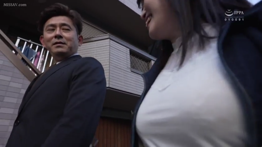 公寓楼下 · 深色西装 · 女子胸部特写 · 女子含笑