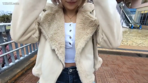 上半身特写 · 微笑 · 步行区 · 白色毛领外套