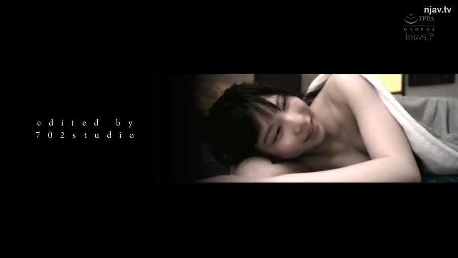 卧室 · 微笑 · 裸体 · 上半身特写 · 侧卧 · 亚洲女性 · 被子 · 躺在床上