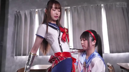 教室 · 中景 · 陶醉 · 站姿 · 课桌 · 亲密接触 · 女同性恋 · 角色扮演服