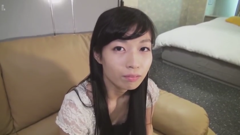 坐姿 · 平静 · 沙发 · 酒店房间 · 面部特写 · 凝视 · 长发 · 白色蕾丝衫