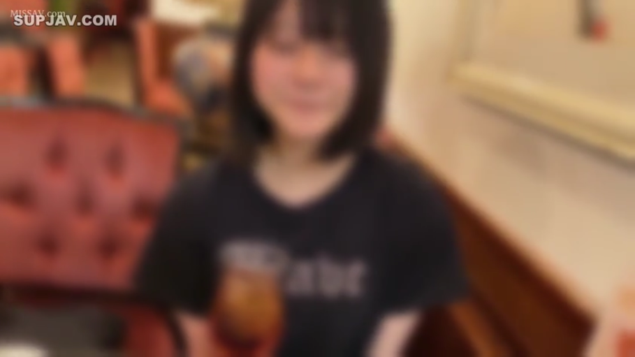 咖啡厅或餐厅 · 杯子 · 神情自然 · 黑色短袖T恤 · 脸部特写（模糊） · 画面整体模糊
