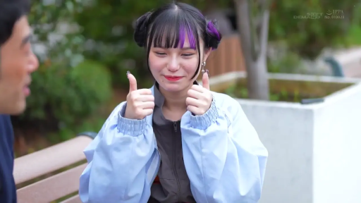 坐姿 · 中景 · 微笑 · 公园 · 长椅 · 运动夹克 · 双丸子头 · 比赞