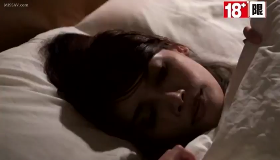 女性 · 脸部特写 · 卧室 · 闭眼 · 枕头 · 侧卧 · 睡觉