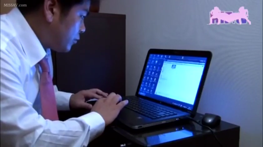 坐姿 · 专注 · 办公室 · 白色衬衫 · 操作电脑 · 笔记本电脑 · 侧脸 · 成年男性