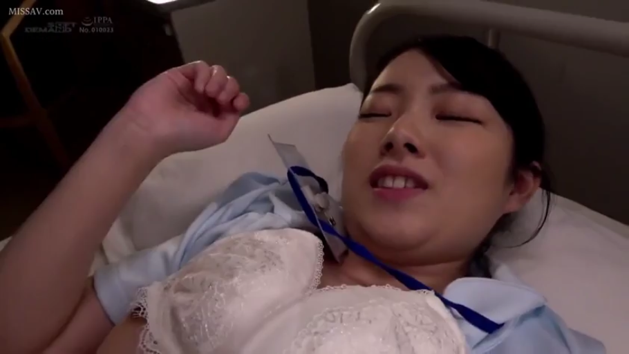 医院 · 护士服 · 迷离 · 仰卧 · 面部特写 · 呻吟 · 胸卡