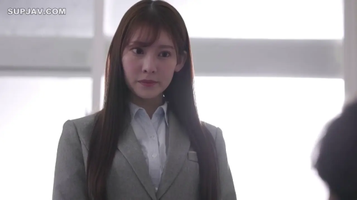 室内 · 严肃 · 站姿 · 职业装 · 注视 · 长发 · 半身照