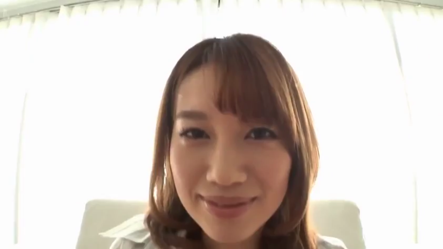 窗前 · 脸部特写 · 温柔 · 白色上衣 · 光线明亮